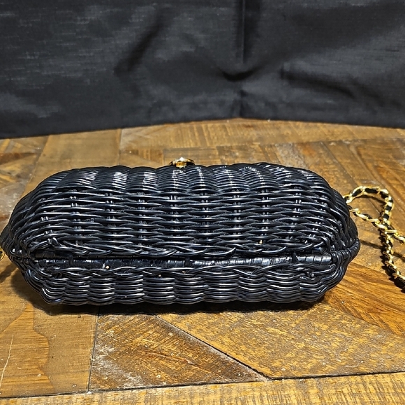 Elegant Black Woven Bag with Gold Chain - Picture 10 of 10